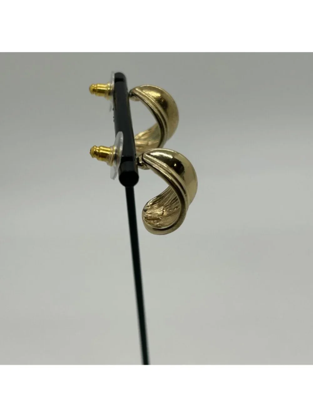 Vintage 1980s Gold Tone Earrings Ribbed Shell Swirl Wave Statement Pierced Post